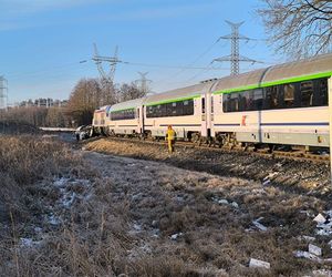   Tir zderzył się z pociągiem osobowym. Trasa kolejowa Ełk-Białystok zablokowana