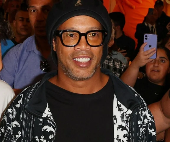 Ronaldinho już w Polsce! Na lotnisku miał mocną obstawę