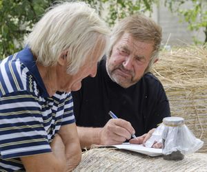 Gienek i Sławek zwany Jastrzębiem - bohaterowie serialu Rolnicy. Podlasie