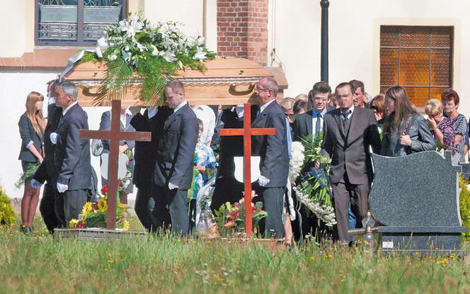 Mama i córka pochowane w jednej trumnie