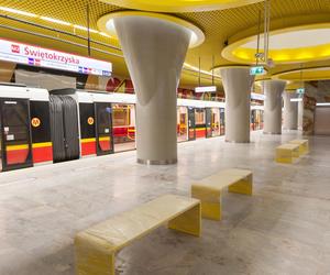 Metro zmieni ławki na kilku stacjach. Zabezpieczy je przed śpiącymi bezdomnymi 