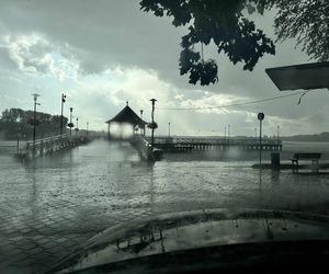 Deszczowe lato i drożyzna zniechęcają Polaków do wakacji. Turyści i przedsiębiorcy apelują o wsparcie