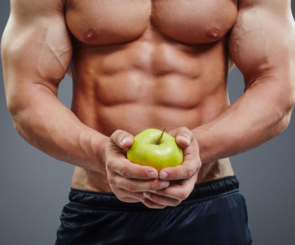 Sześciopaka na brzuchu nie wyrzeźbisz samymi ćwiczeniami - równie ważna co treningi jest odpowiednia dieta.