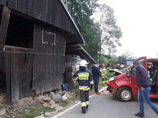 Kicznia. Uderzył samochodem w budynek. Wszystko przez dzikie zwierzę