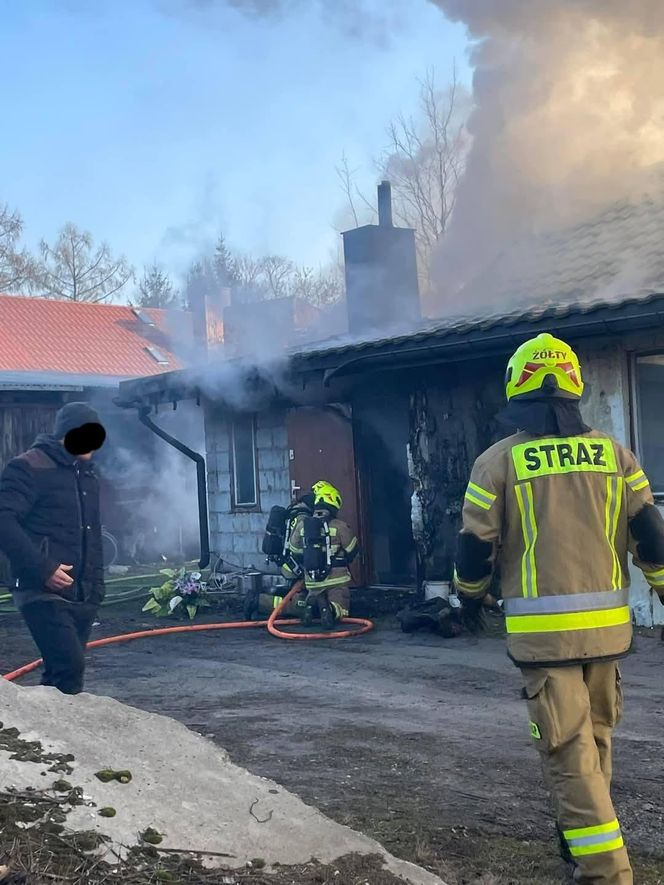 Tragiczny pożar w Bzowie. Mama z córką zostały bez dachu nad głową