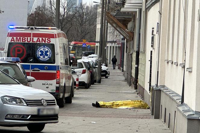 Dramatyczna akcja ratunkowa na warszawskiej Pradze. Upadł na ziemię i umarł