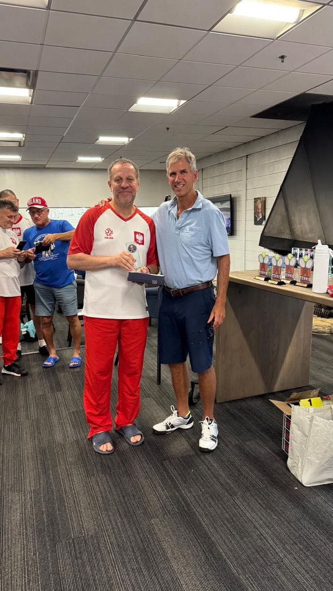 Proboszcz z Tarnowa mistrzem świata. Ksiądz Bogusław zmiótł rywali z kortu jak Iga Świątek!