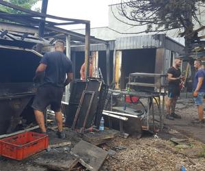 Wielkie straty i sprzątanie po pożarze restauracji Pastrami Summer w Lesznie