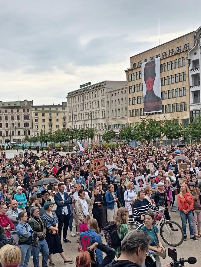 Protesty "Ani Jednej Więcej!" w całej Polsce. Kobiety wyszły na ulice po śmierci Doroty