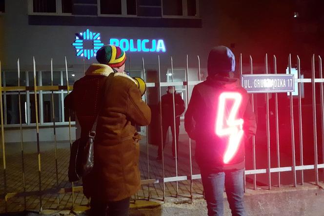 Sprzeciw wobec policyjnych zatrzymań. Otwarty mikrofon pod komendą miejską w Toruniu [WIDEO, ZDJĘCIA, AUDIO]