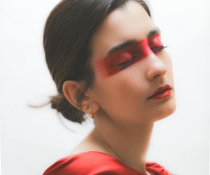 Fryzura z przedziałkiem