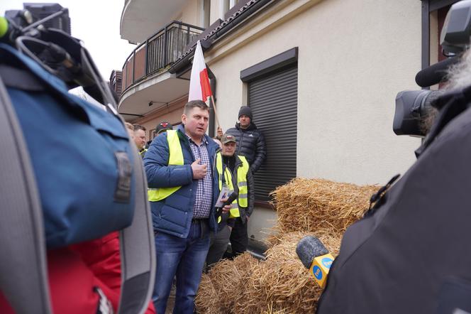 Protest rolników w Białymstoku. Siano i obornik przed biurem marszałka Hołowni