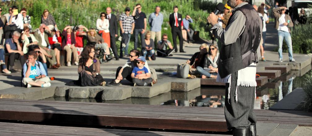 Teatr Żydowski. Aktorzy wychodzą na ulicę.