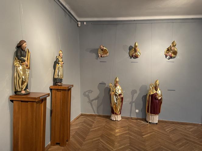 Wystawa XVII-wiecznych rzeźb z ołtarza głównego bazyliki św. Małgorzaty