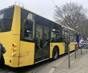 Groźna kolizja w Katowicach. Autobus zderzył się z tramwajem. Ruch tramwajowy został wstrzymany