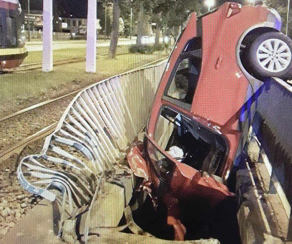 Wypadek w Łodzi. Zderzenie na Pabianickiej. Samochód zawisł między mostami nad Olechówką!