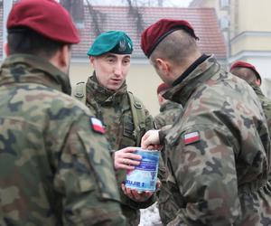 Żołnierz przemierza całą Polskę, zbierając pieniądze dla chorego synka.  Te sceny chwytają za serce [ZDJĘCIA]
