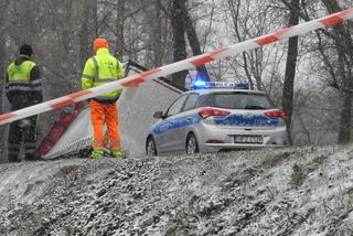 Koszmarny wypadek od Mińskiem Mazowieckim. Osobówka zmiażdżona przez tira, kierowca nie żyje