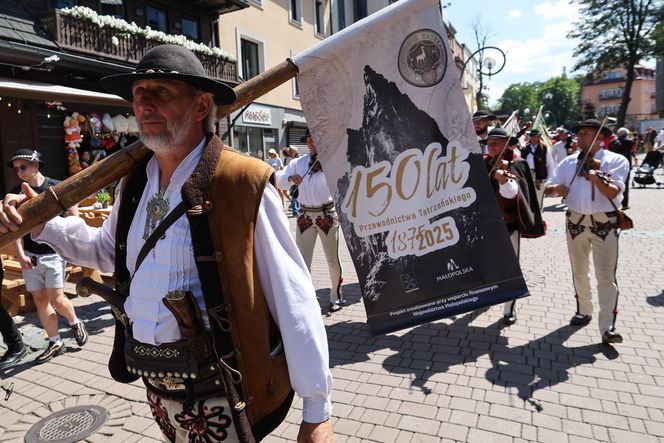 150-lecie przewodnictwa tatrzańskiego. Przemarsz przewodników po Krupówkach w Zakopanem