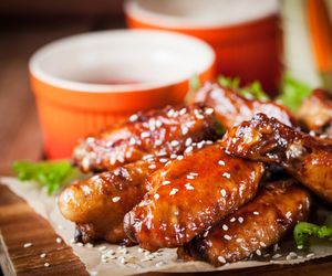 Skrzydełka kurczaka w miodzie na ostro: jak je zrobić?