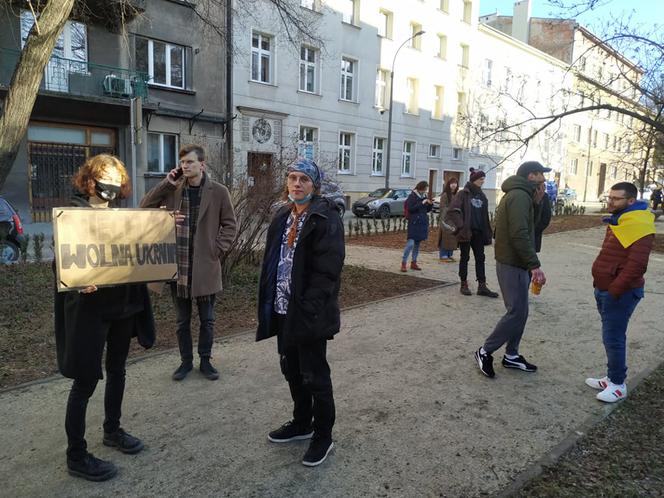 Protest Ukraińców przez konsulatem rosyjskim w Krakowie