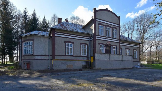 Jasionów - w tej wsi na Podkarpaciu znajduje się zabytkowy dwutraktowy dwór. Mieszkał tu znany urzędnik austriacki