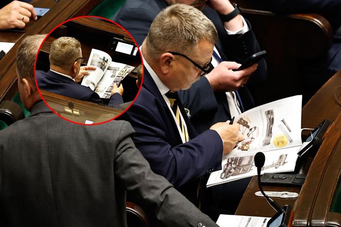 W  czasie obrad Sejmu poseł przeglądał katalog z bronią