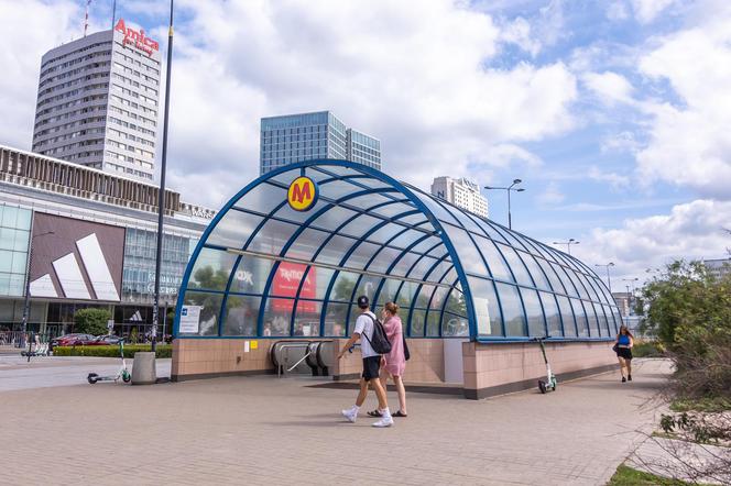 Wiaty z lat 90. nad wejściami do stacji metra Centrum w Warszawie