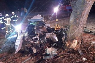 Nowowola. Tragiczny wypadek na Podlasiu. Opel uderzył w drzewo