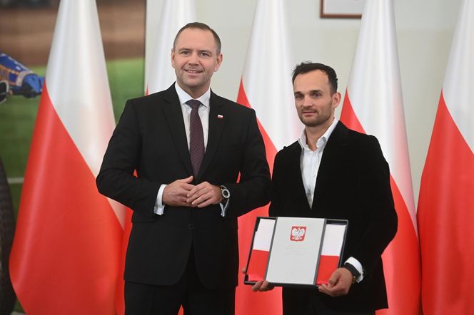 Prezydent RP Karol Nawrocki oraz indywidualny i drużynowy mistrz świata na żużlu Bartosz Zmarzlik