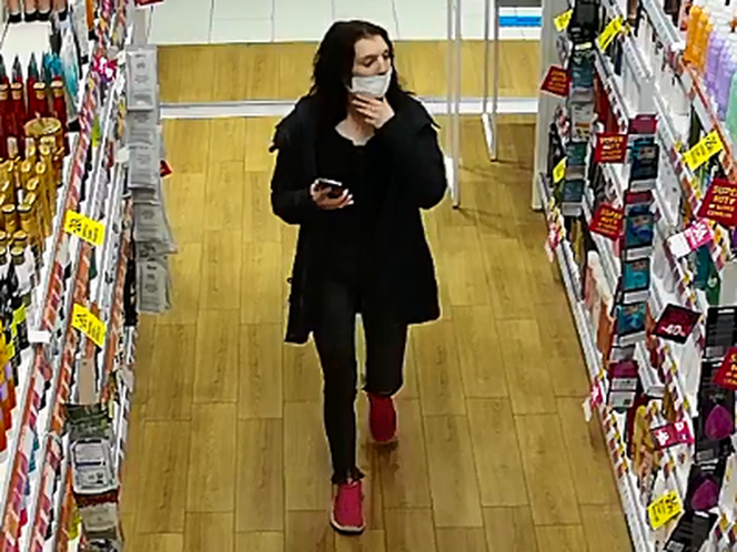 Kradzież doskonała? W taki sposób para z Gliwic wyniosła z drogerii cenne kosmetyki. Nagranie szokuje [WIDEO]
