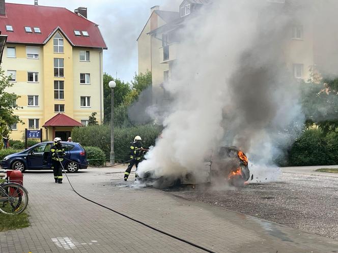 Pożar osobówki w Solcu Kujawskim! Z auta niewiele zostało [ZDJĘCIA]