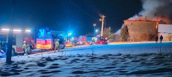Tragiczny pożar domu pod Olkuszem. Ogień zajął piętro i poddasze domu