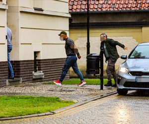 Papieros w jednej ręce, kradziona biżuteria - w drugiej. Beztroski złodziej w rękach policji