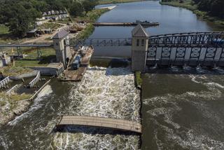 Barka z ciężarówkami zaklinowała się na Odrze 