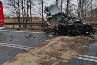 Koszmar na drodze. Roztrzaskali się czołowo o piaskarkę. W osobówce było 5 osób