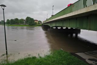 Powódź w Krakowie: Poziom Wisły dramatycznie rośnie. Most Dębnicki zagrożony?