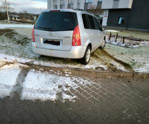 Pirat drogowy urwał koło przed komendą i uciekł. Nie zgadniesz, gdzie się schował