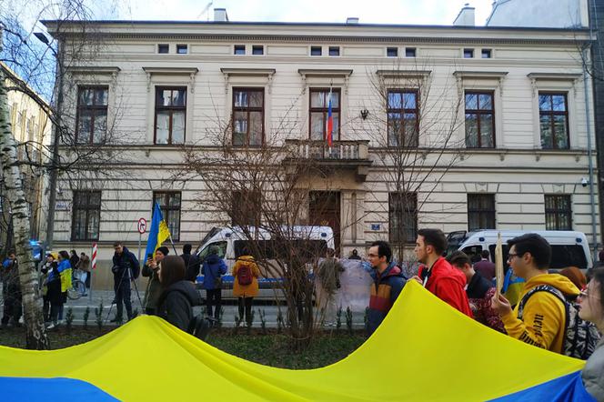 Społecznicy apelują do PKP w sprawie rosyjskiego konsulatu. Dość wspierania krwawego reżimu Putina!