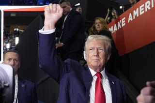 Siedziała za Trumpem, gdy padły strzały. Tylko ona nie rzuciła się na ziemię. Zrobiła coś szokującego!