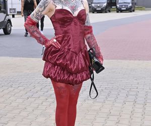 Monika Miller cała na czerwono! Zaszalała z kreacją. Dobrała do niej perły