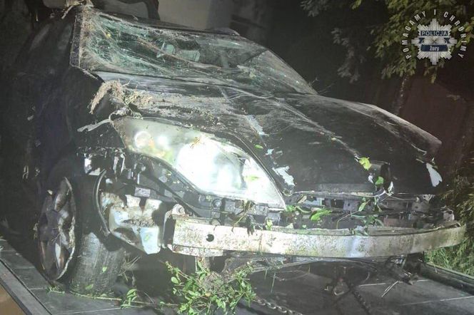 Żory. Nie zauważył ronda, bo patrzył w telefon! 18-latek dachował i cudem uniknął śmierci