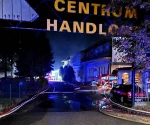 Potężny pożar parku trampolin we Włocławku