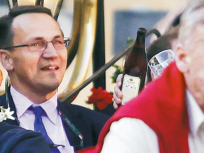 Radek Sikorski trinkt deutsches Bier – FOTO – Super Express