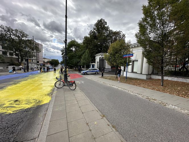 Żółto-niebieska niespodzianka dla rosyjskich dyplomatów. Barwy Ukrainy na asfalcie przed ambasadą Rosji