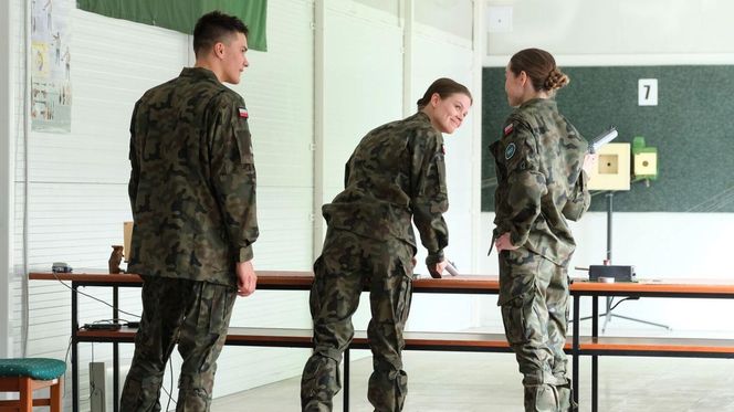 M jak miłość odc. 1875. Majka (Matylda Giegżno), Zuza (Natalia Sitarska), Janek Winiar (Jakub Sirko)