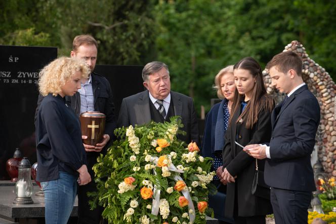 Na Wspólnej odc. 2940. Tomek (Krzysztof Chodorowski), Beata (Katarzyna Ptasińska), Paweł (Grzegorz Kwiecień), Ewelina (Aleksandra Pałka), Maria (Bożena Dykiel), Włodek (Mieczysław Hryniewicz)