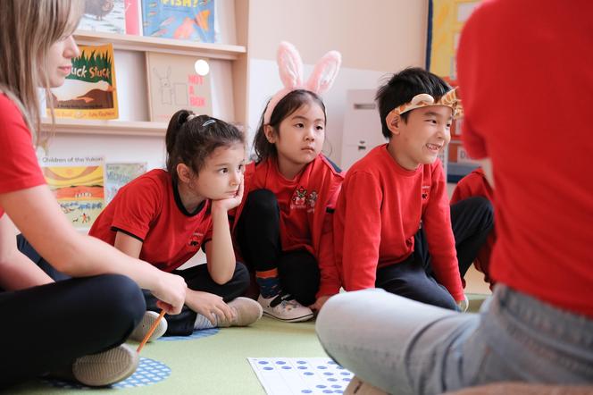 Kiedy i gdzie najlepiej rozpocząć naukę drugiego języka? Dobre praktyki z Kanady w szkołach i przedszkolach Maple Bear