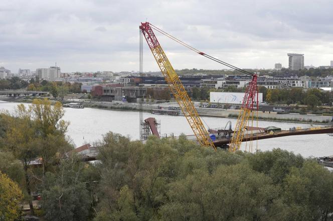 Nowy most nad Wisłą połączył dwa brzegi Warszawy! Są już wszystkie elementy