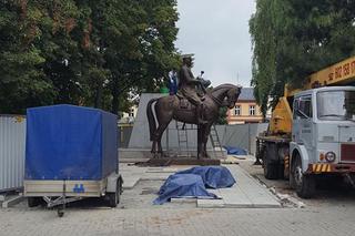 Trwa montaż pomnika marszałka Piłsudskiego
